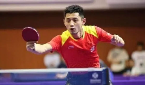 后卫在断球 后卫在断球